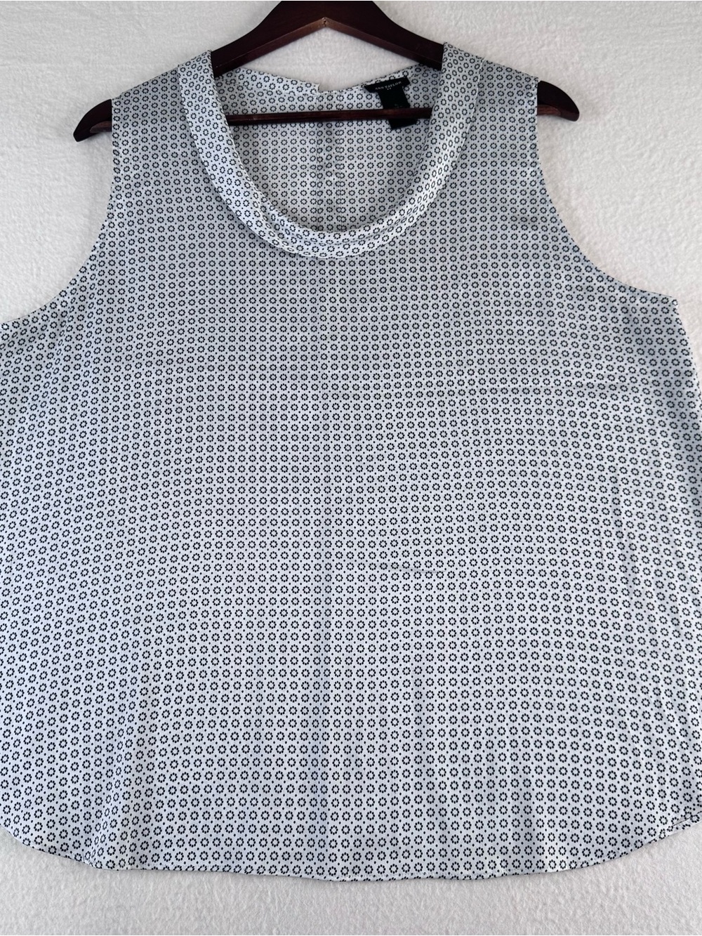 Ann Taylor White and black Geo Print Sleeveless Shell